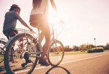 תוכלו להשכיר אופניים ללא תשלום ולחוות את העיר על גלגלים (בהתאם לזמינות)